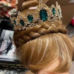 Princess Anna wig and crown